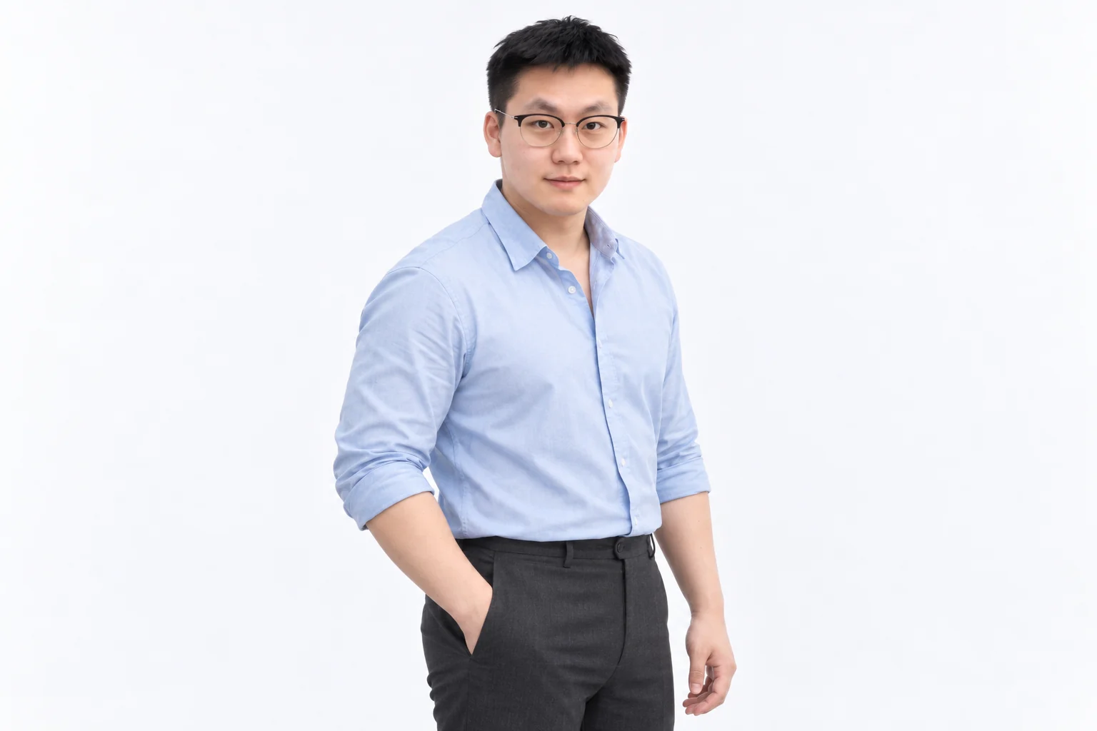 파란 셔츠를 입고 정면을 바라보는 한우리 강사